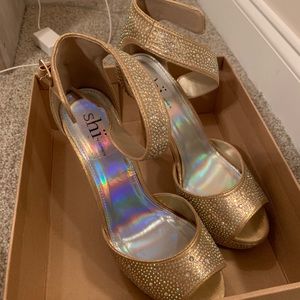 Shi by Journeys gold iridescent heels size 9.